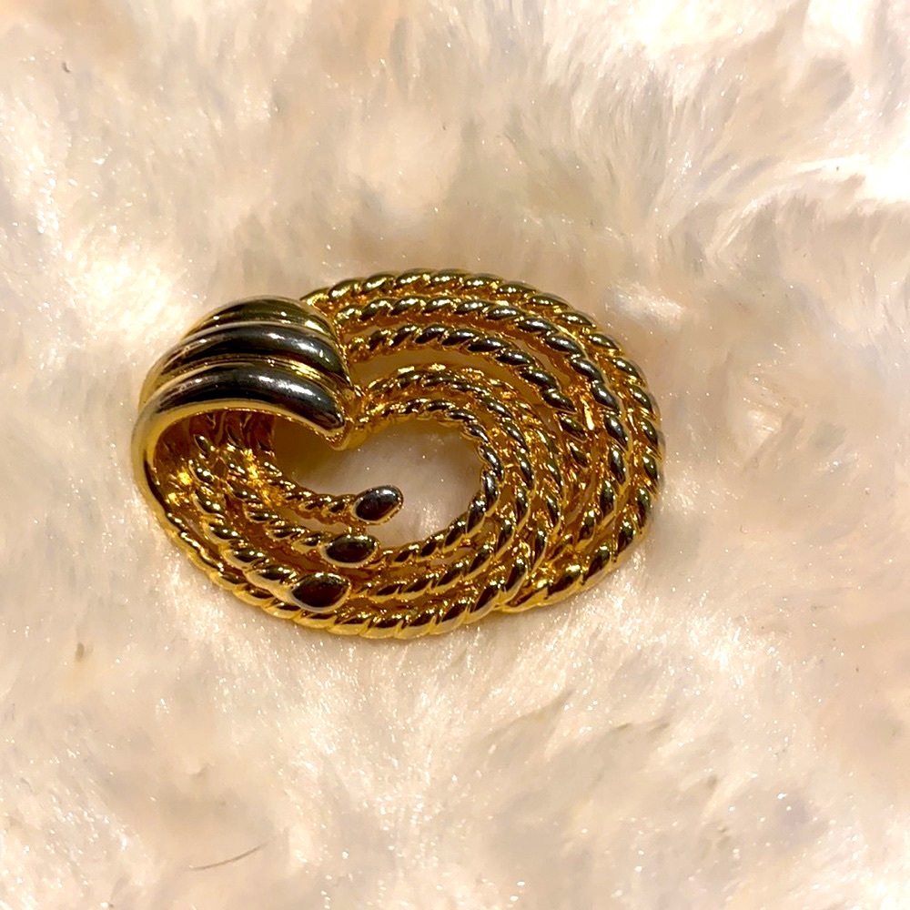 💟 Sale 2/$15 💟 Gold Twist Brooch! Vintage! 
For coat, scarf or hat!